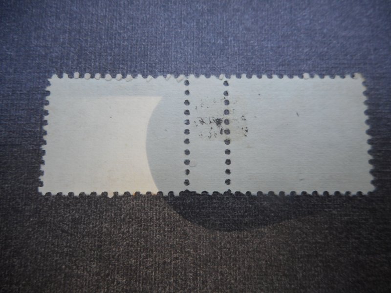 # 752 VF Mint (H) Pair with Vertical Gutter