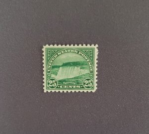 699, Niagara Falls, Mint Prev Hinged, CV $15.00