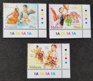 *FREE SHIP Malaysia Traditional Dance 2005 Costumes Attire (stamp color) MNH