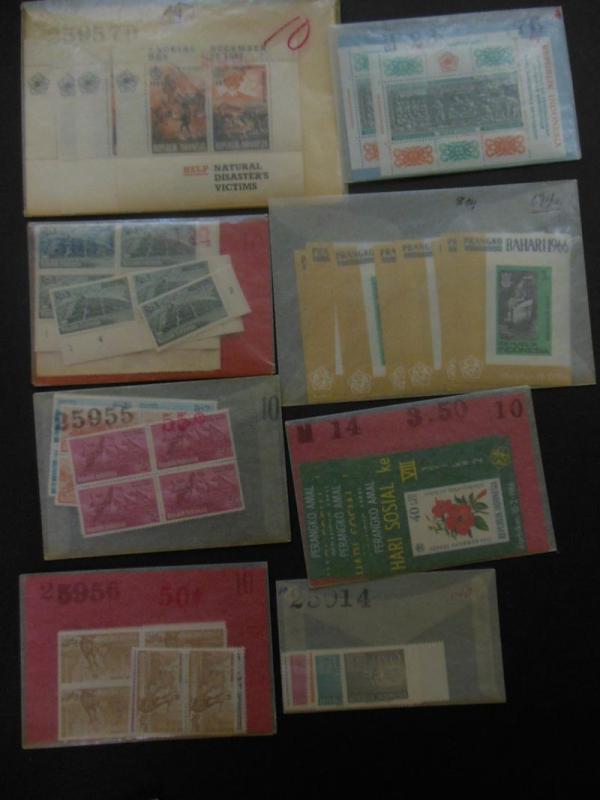 INDONESIA : Large accumulation of all VF MNH singles & sets. Many Better items.