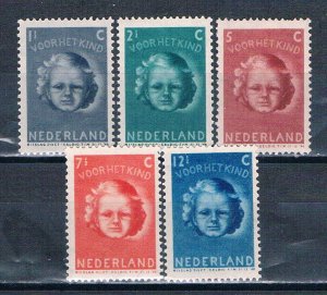 Netherlands B154-58 Unused set Child 1945 (N0727)+