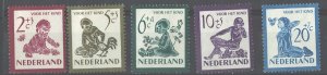 Netherlands 1950 Child Welfare set fine mint sg727-31 cat £44