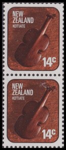 New Zealand 1098 Maori Artifact Kotiate 14c vert pair (2 stamps) MNH 1976