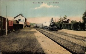 Postcard Cande Maine et Loire, The State Railway Station, locomotive on arrival