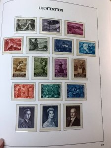 LIECHTENSTEIN – SOLID COLLECTION IN PAIR OF HINGELESS DAVO ALBUMS – 425277