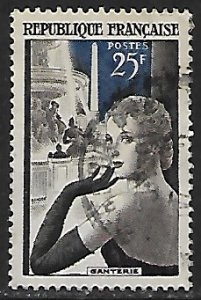 France # 764 - Gloved Model - used . . . [GR33]