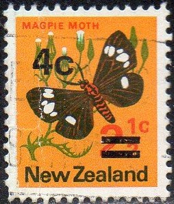 New Zealand 480 - Used - 4c on2.5c Magpie Moth (Thick Bars) (1971) +