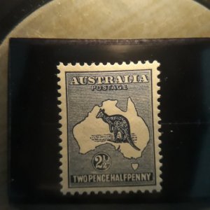 australia 4  1913  2 1/2 d blue  XF  LH