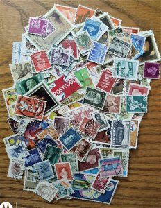 Worldwide stamp accumulation, kiloware ,collection  1000 off paper stamps