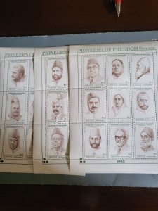 Stamps Pakistan 735-7 never hinged