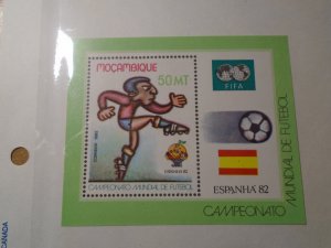 Mozambique  #  818  MNHl  Souvenir sheet   imperf