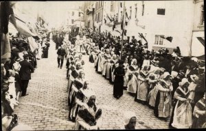 Photo Postcard Boulogne sur Mer Pas de Calais, Procession, Women in Costumes