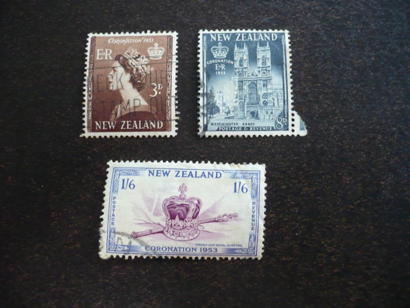 Stamps - New Zealand - Scott# 281,293-284 - Used Part Set of 3 Stamps