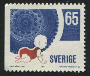 Sweden 898 MNH (left)