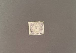 570, Arlington Amphitheatre, Mint, Prev Hinged, CV $60.00