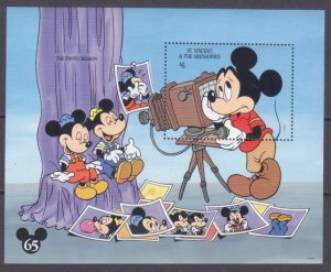 1994 St Vincent Grenadines 2807/B316 Disney - Mickey and Camera 6,00 €