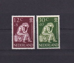 SA12e Netherlands 1960 World Refugee Year mint stamps