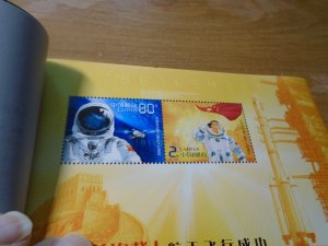 China  3314   MNH   Isaac Newton / Space  complete booklet