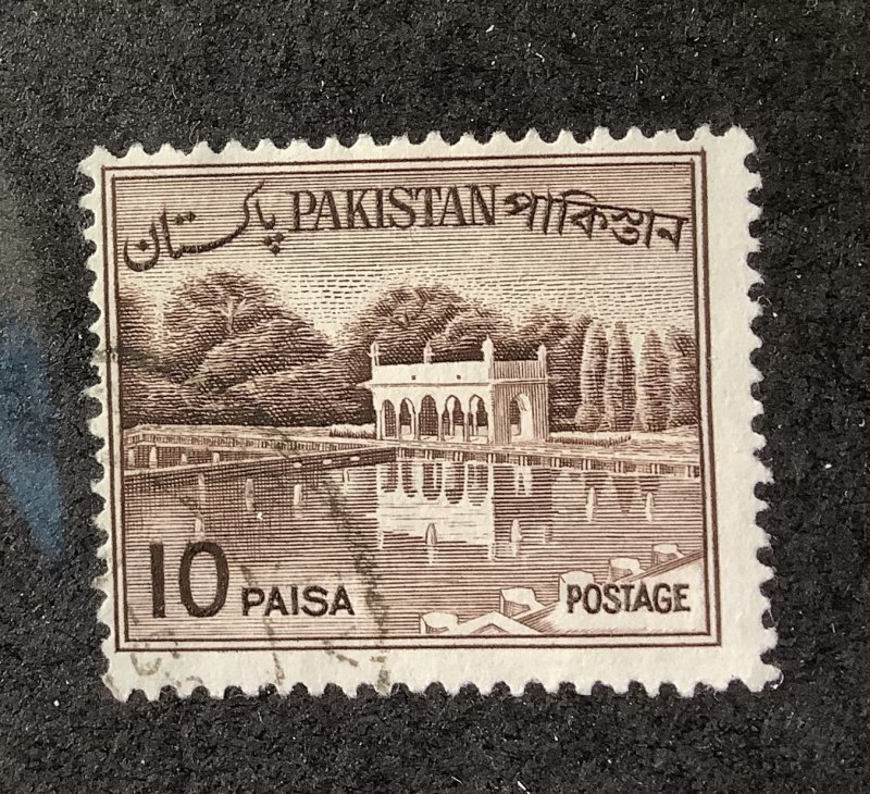 Pakistan 1963 Scott 134a used -  10p,  Shalinar Gardens, Lahore
