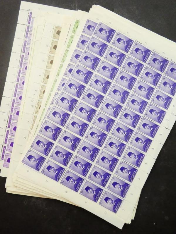 EDW1949SELL : INDONESIA 1951-53. Scott #387-400. 300 Cplt sets. VFMNH Cat $2,580