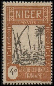 Niger 32 - Mint-H - 4c Drawing Water from Well (1926)