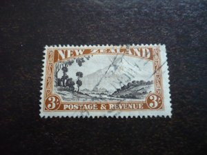 Stamps - New Zealand - Scott# 216 - Used Part Set of 1 Stamp