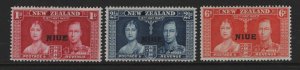 NIUE  70-72 MINT HINGED SET