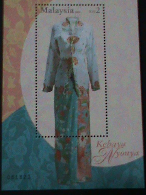​MALAYSIA-2002-SC#903-  CLOTHINGS DESIGNS-MNH -S/S-VF- WE SHIP TO WORLDWIDE