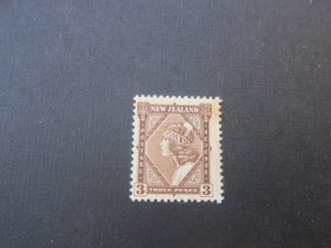 New Zealand 1936 SG 582 toning MNH