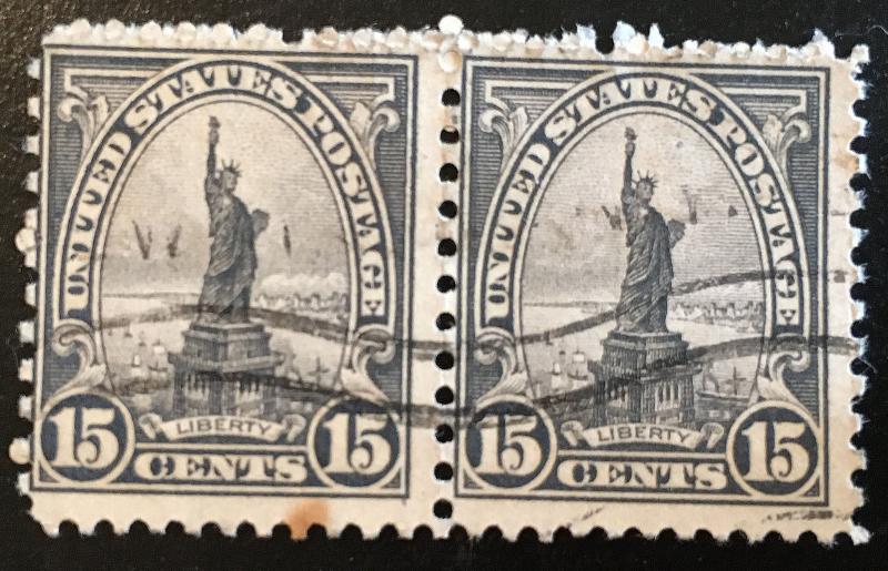 696 1922 Americans Series, 11x10.5 perf., Circ. pair, Vic's Stamp Stash