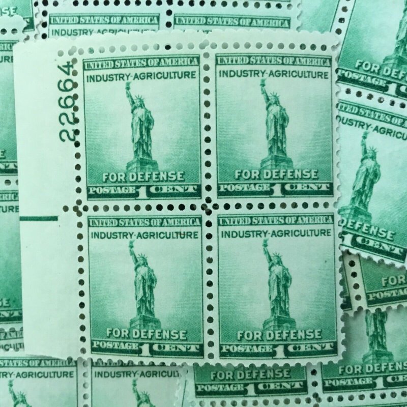 899  1¢ Defense, Statue of Liberty.  25 plate blocks. 1 cent stamp. Issued 1940.