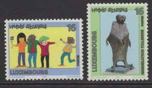 LUXEMBOURG SG1426/7 1996 LET US LIVE TOGETHER MNH