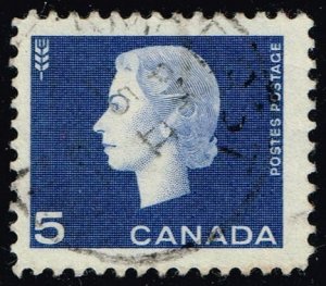 Canada #405 Queen Elizabeth II and Wheat; Used (2Stars)