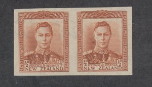 New Zealand Sc 226B, SG 604 MNH. 1941 ½p brown orange KGVI imperf pair, fresh