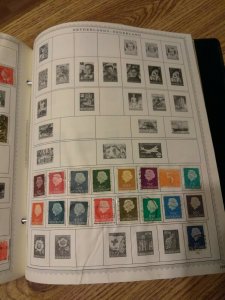 THE NEW WORLDWIDE STAMP ALBUM PLUS 300 US COMMEMORATIVES