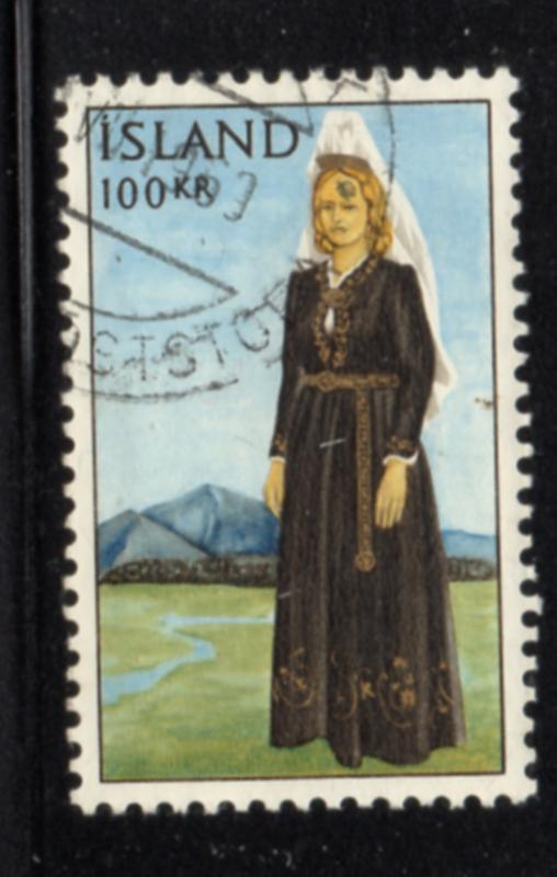 Iceland Sc 379 1965 100 kr Lady in national Costume stamp used