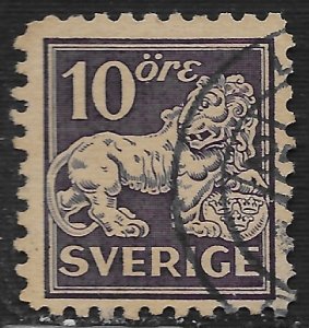 Sweden #128 10o Heraldic Lion Supporting Arms of Sweden