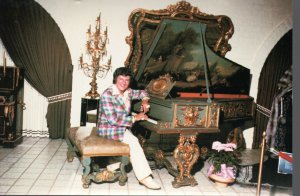 POSTCARD US Liberace at Pleyel concert grand c. 1800's