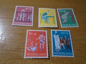 Netherlands  #  B336-40  Mint LH
