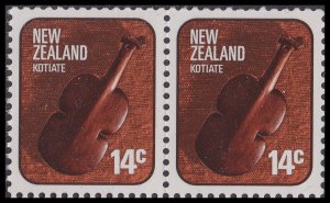 New Zealand 1098 Maori Artifact Kotiate 14c horz pair (2 stamps) MNH 1976