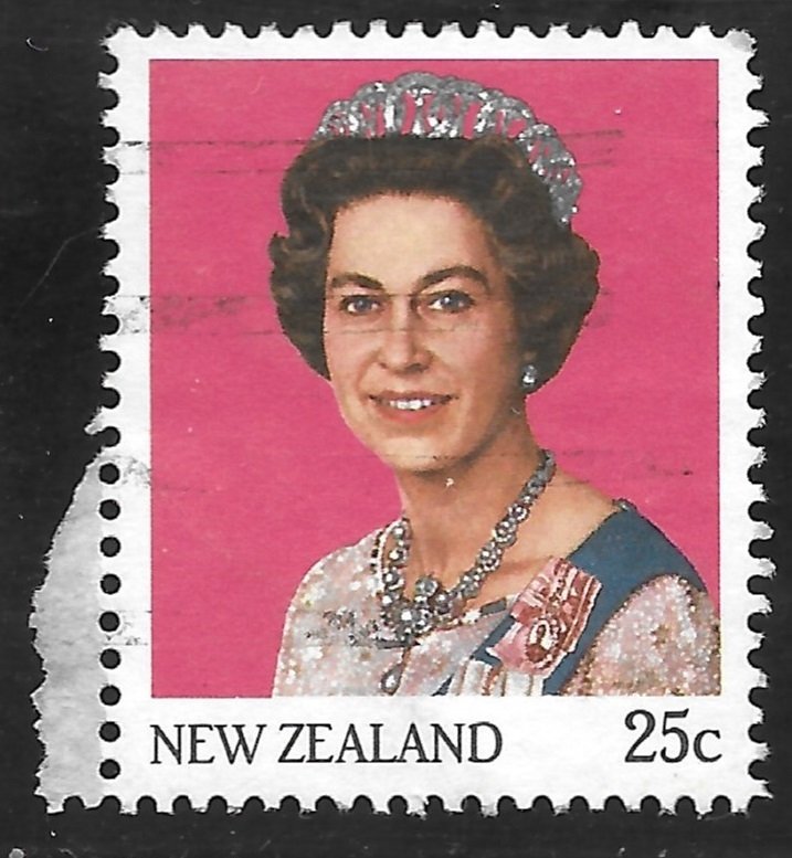 New Zealand #828 25c Queen Elizabeth II ~ Used