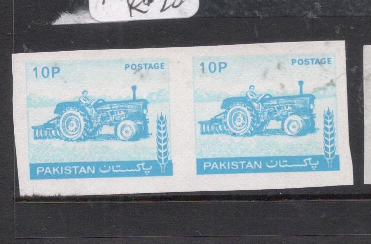 Pakistan SG 467a, 10P Tractor Imperf Pair MNH (8dkv)