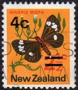 New Zealand 480a - Used - 4c on2.5c Magpie Moth (Narrow Bars) (1971)