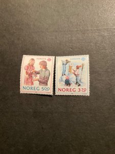 Norway Scott #942-3 never hinged