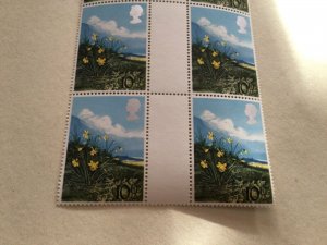 Spring Daffodil GB stamp gutter block mint never hinged  A9807