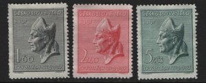 Czechoslovakia, 326-328 NO GUM SET