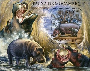 Hippos Stamp Hippopotamus Amphibius Wild Animal S/S MNH #4979 / Bl.513