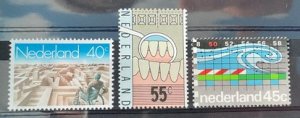 (342) NETHERLANDS 1977 : Sc# 571-573 WHEELCHAIR TEETH HEALTH WATER WAVE - MNH VF