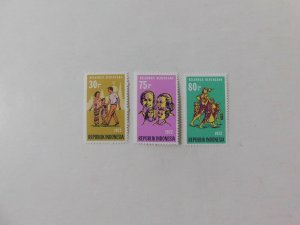 Indonesia #828-830 Mint/NH/VF, 1972, Family, Houses of Worship