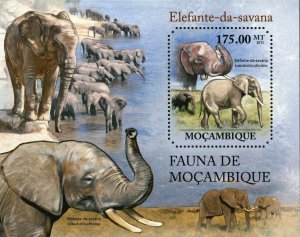 Elephants of Savanna Stamp Loxodonta Africana Wild Animal S/S MNH #4993 / Bl.515
